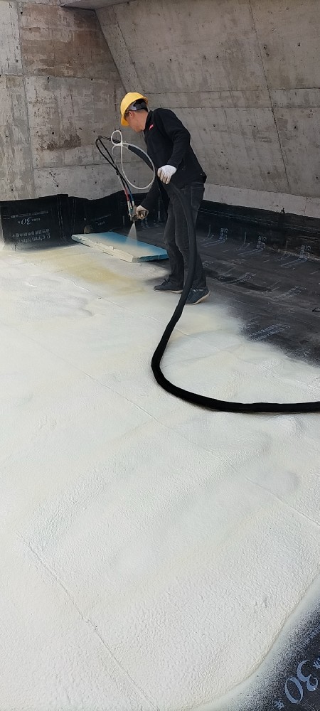 做聚氨酯發(fā)泡保溫前對外墻基層有什么技術(shù)要求？